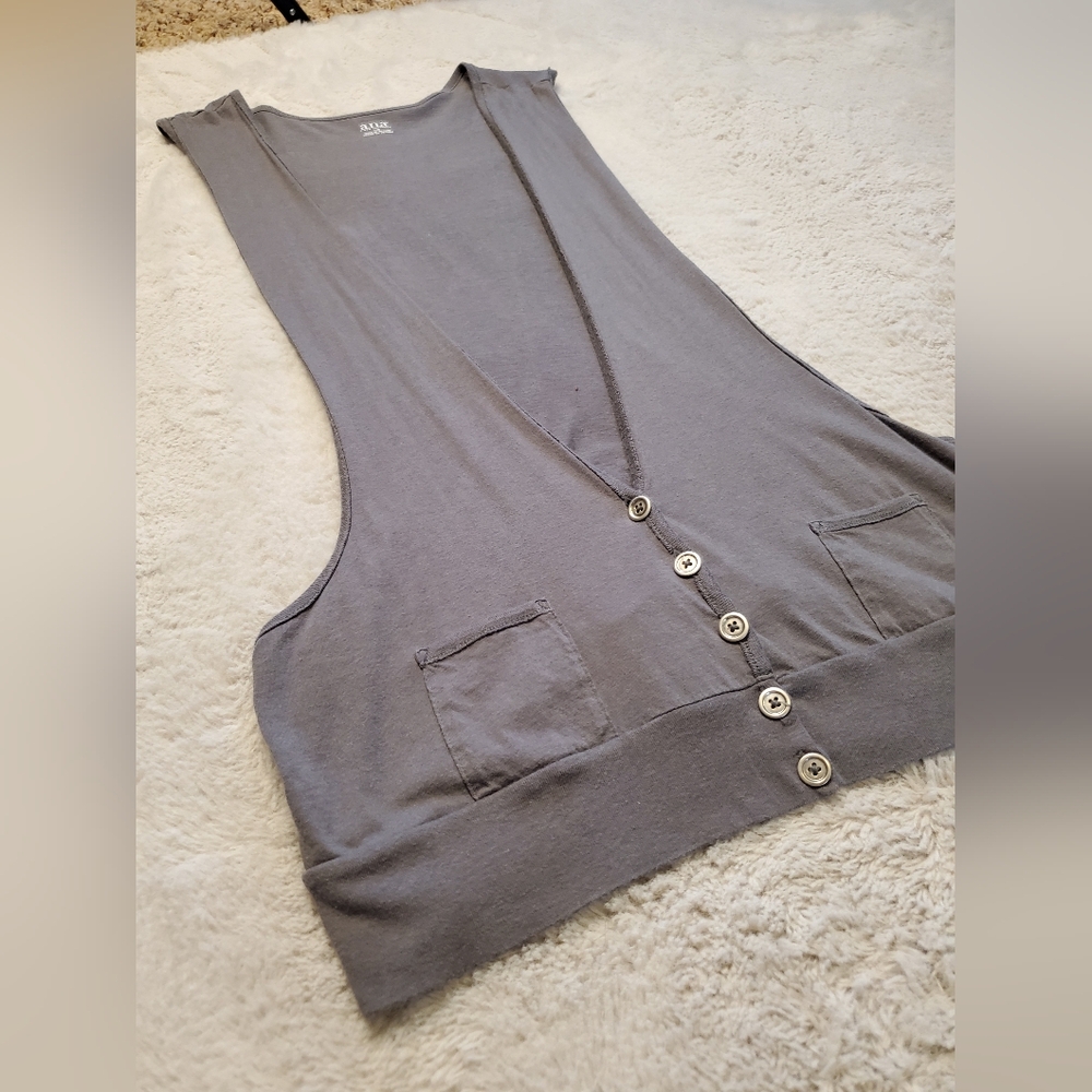 Low-cut Racerback Buttoned Vest - Picture 2 of 5